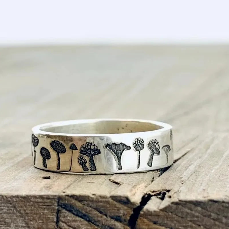 Vintage-sormus, jossa on sieniä