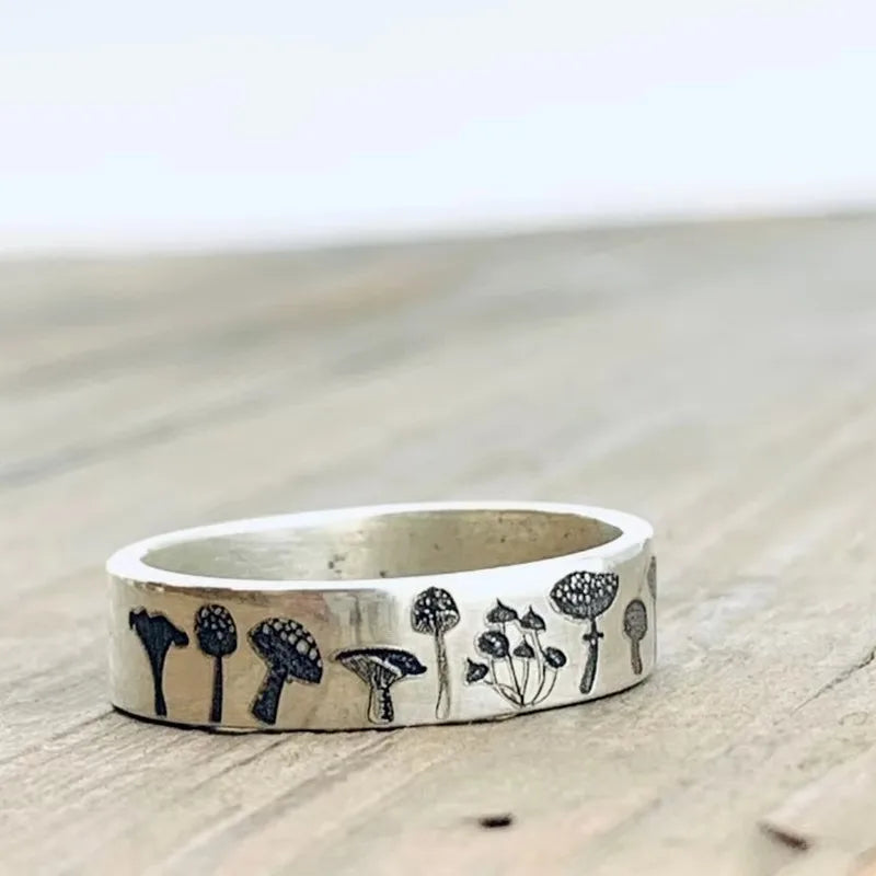 Vintage-sormus, jossa on sieniä