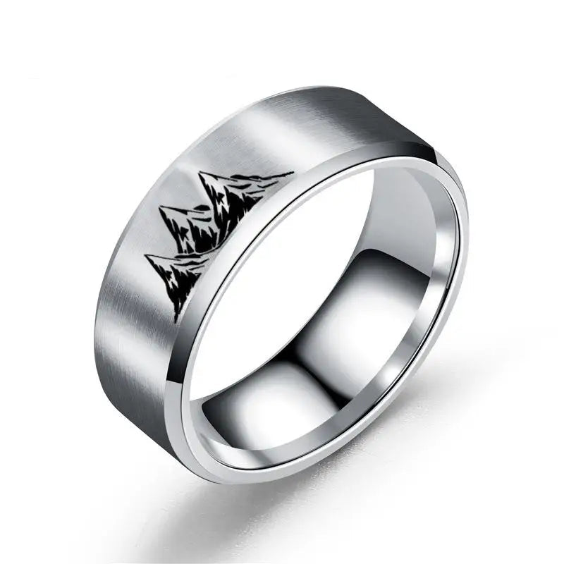 Värilliset sormukset hopeisilla vuorilla