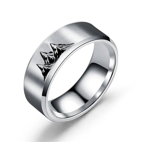 Värilliset sormukset hopeisilla vuorilla