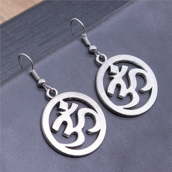 Buddhalaisuuden Om-korvakoru hopea