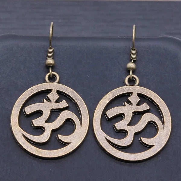 Buddhalaisuuden Om-korvakoru pronssi