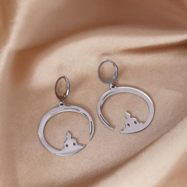 Hopeinen buddhalainen korvakoru 