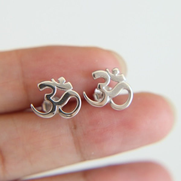 Buddhalainen Om -korvakoru hopea