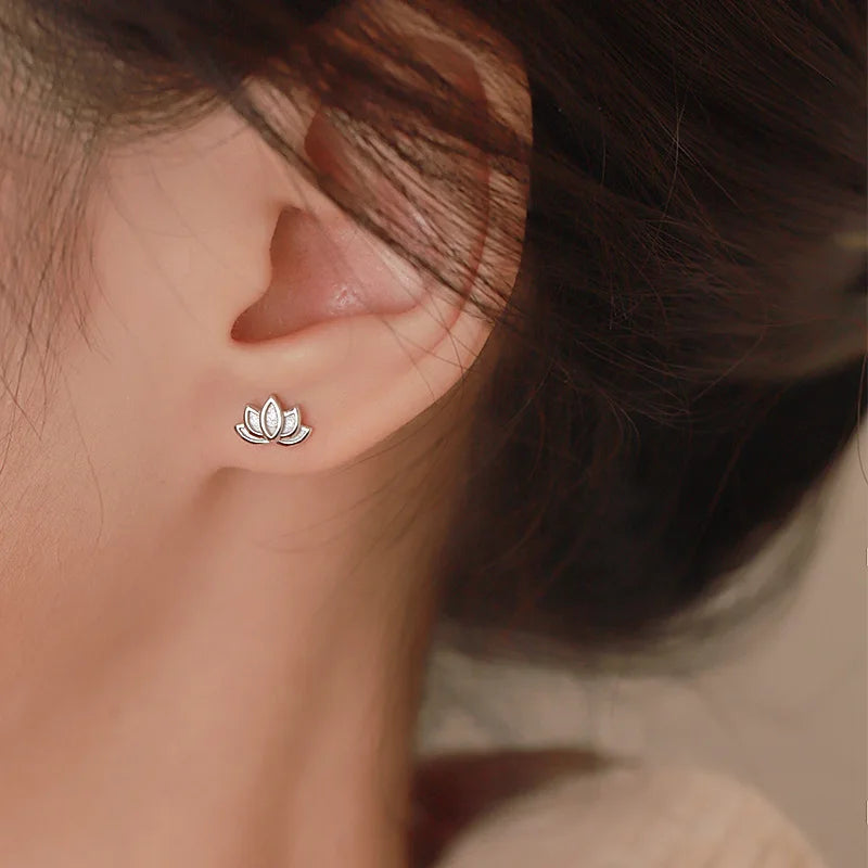 Naisille tarkoitettu hopeinen lootuskukkakorvakorut