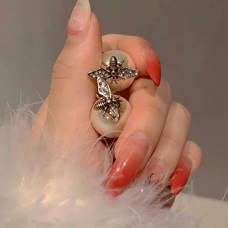 Mehiläiskorvakorut ja valkoinen helmi