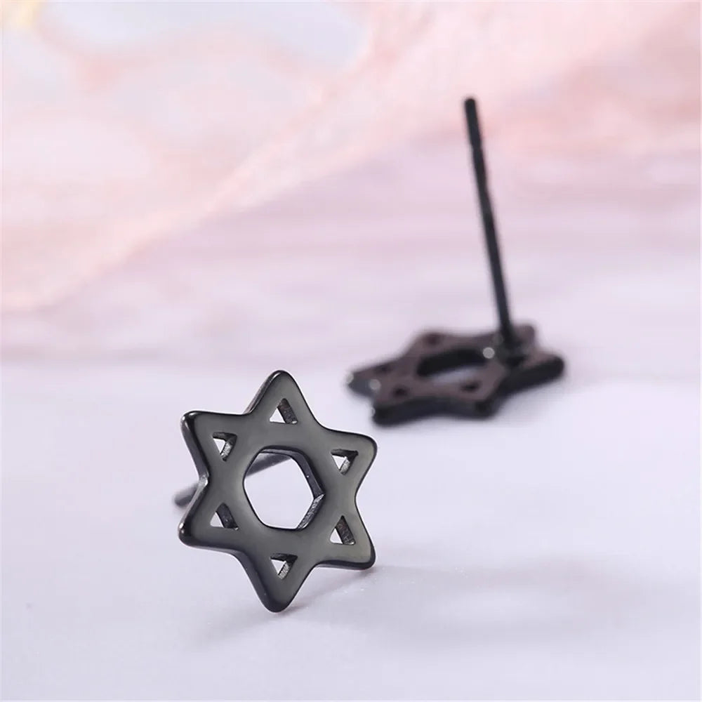 Korvakorut, joissa on juutalainen symbolinen <span data-glossary-id="star-of-david">Daavidin tähti</span> musta