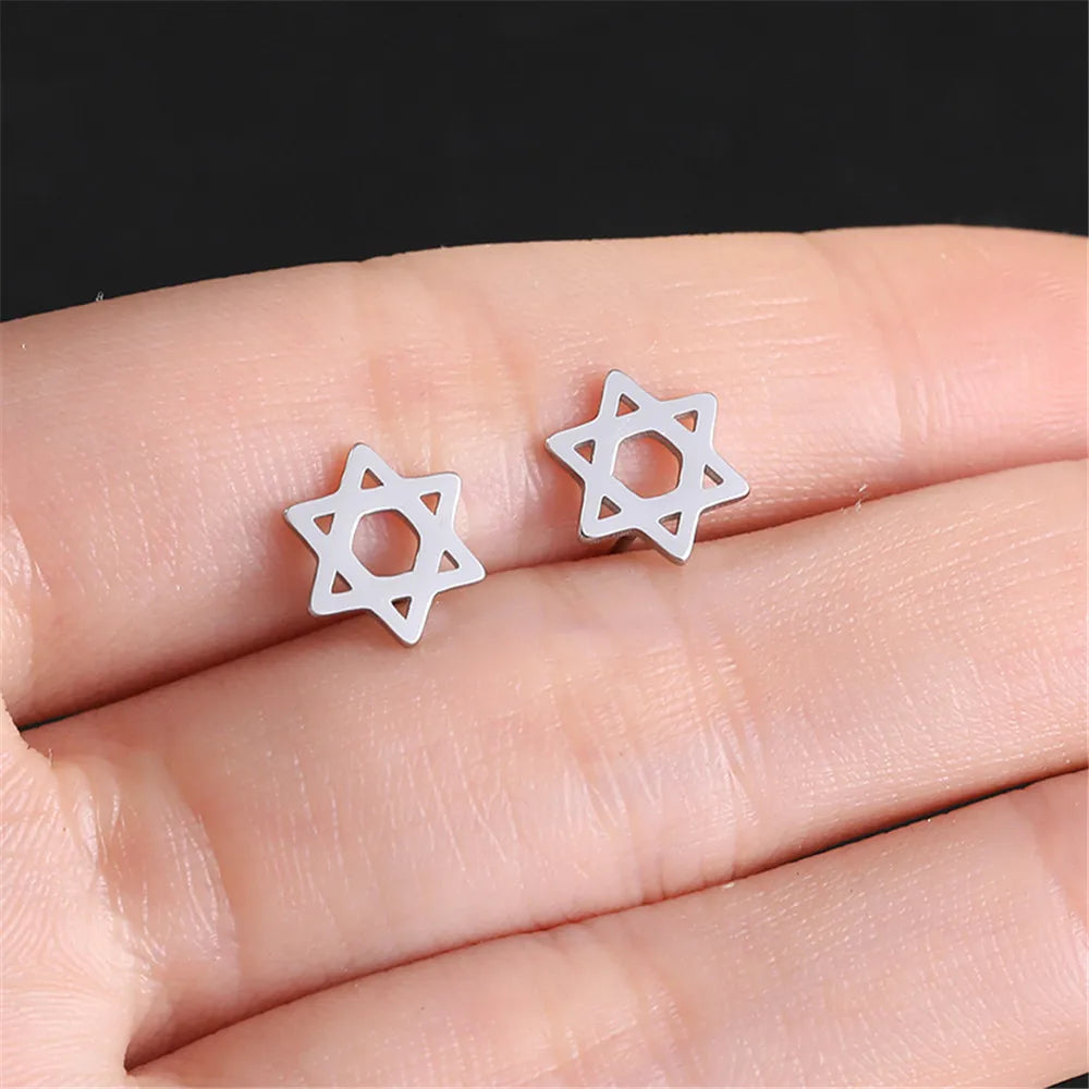 Korvakorut, joissa on juutalainen symbolinen <span data-glossary-id="star-of-david">Daavidin tähti</span> hopea