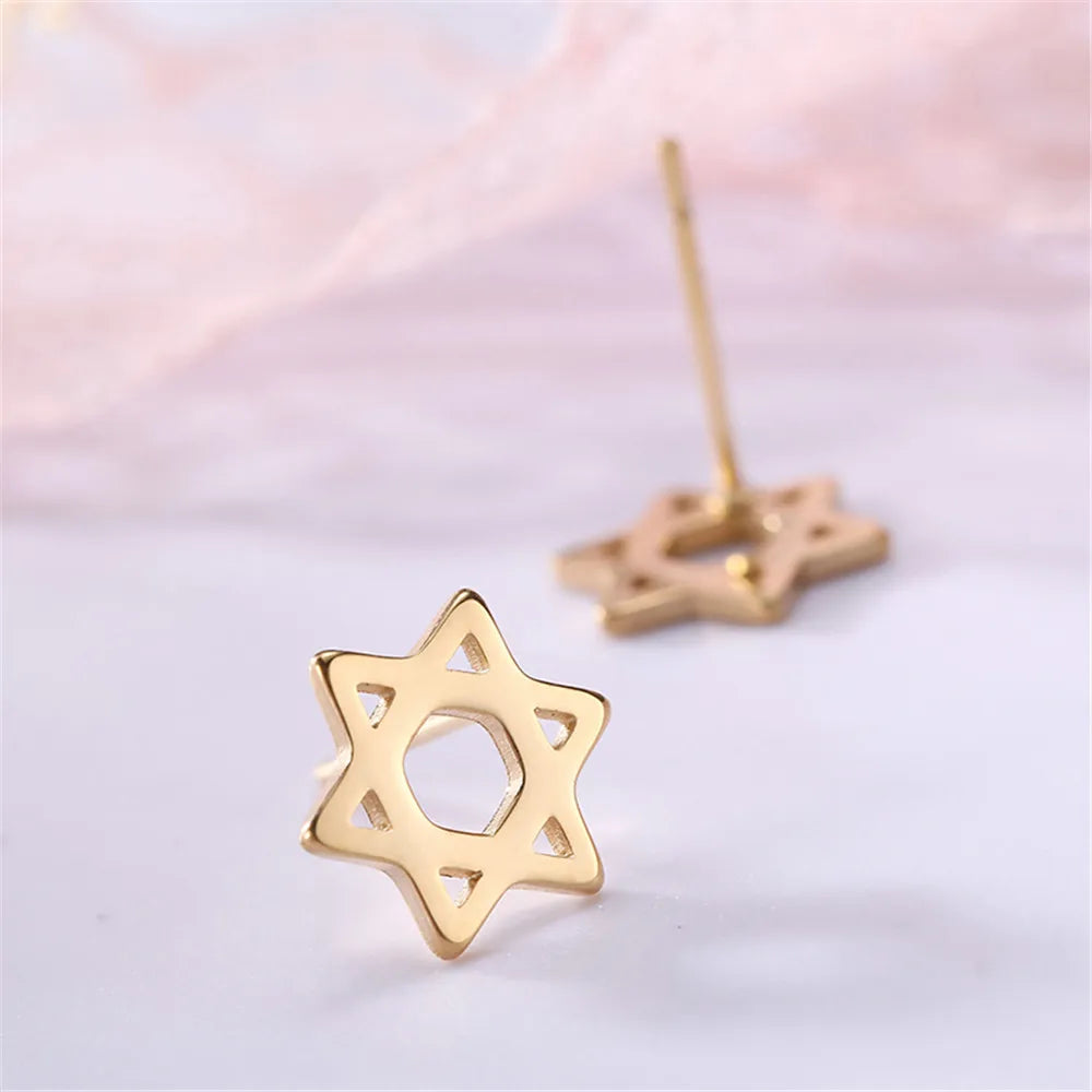 Korvakorut, joissa on juutalainen symbolinen <span data-glossary-id="star-of-david">Daavidin tähti</span> kulta