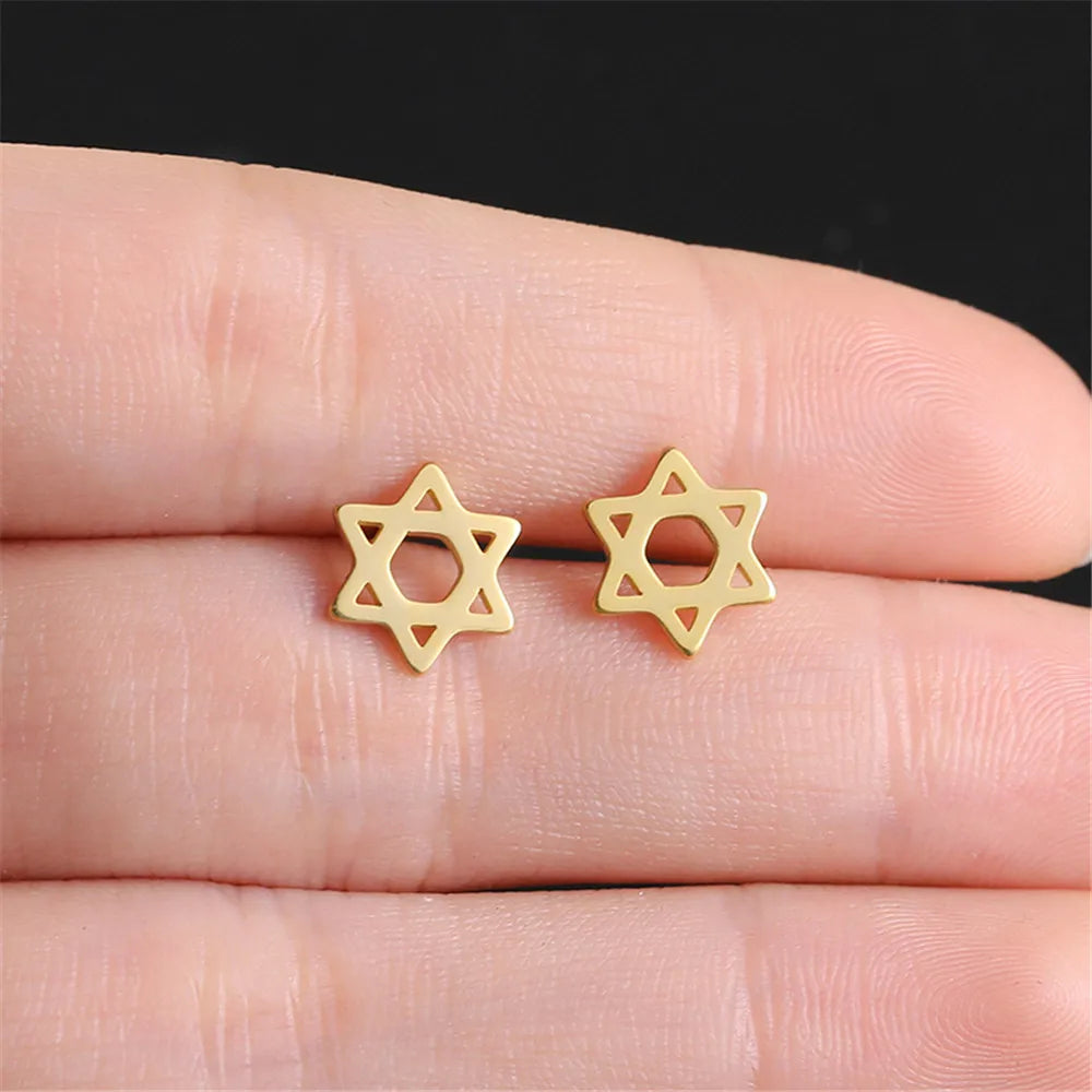 Korvakorut, joissa on juutalainen symbolinen <span data-glossary-id="star-of-david">Daavidin tähti</span> kulta