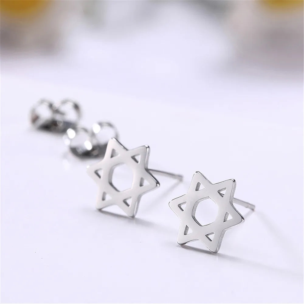 Korvakorut, joissa on juutalainen symbolinen <span data-glossary-id="star-of-david">Daavidin tähti</span> hopea