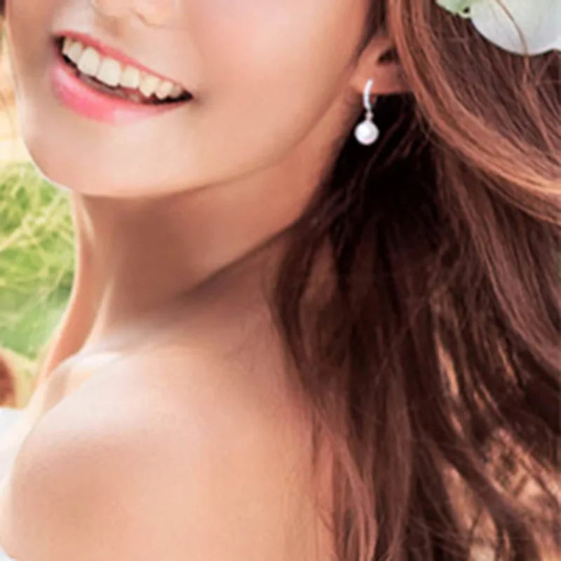 Klassiset korvakorut helmellä ja zirkonilla