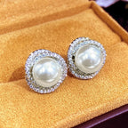 Nappikorvakorut helmillä ja hopeisilla strasseilla