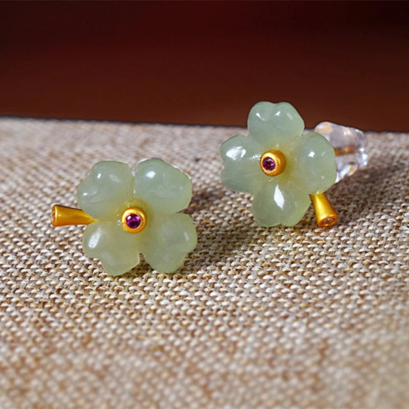 Nappikorvakorut, joissa nelilehtinen apila