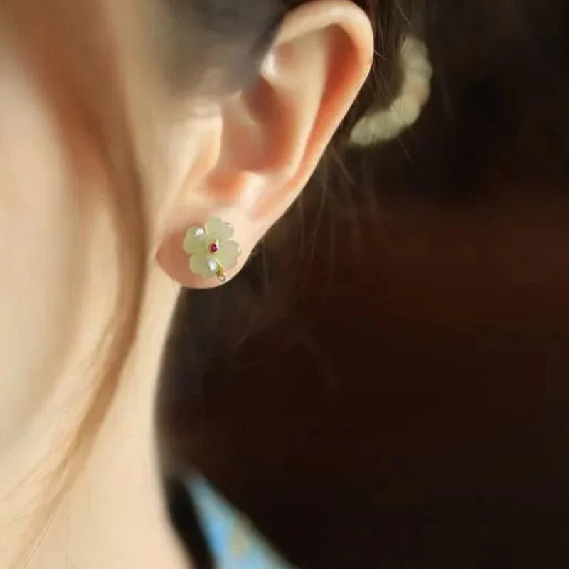 Nappikorvakorut, joissa nelilehtinen apila