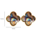 Nappikorvakorut, joissa on luonnonkivestä valmistettu nelilehtinen apila