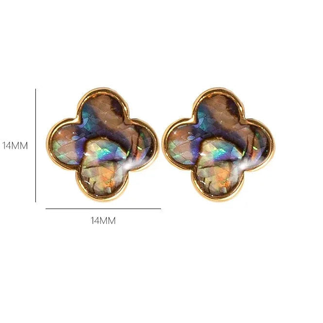 Nappikorvakorut, joissa on luonnonkivestä valmistettu nelilehtinen apila