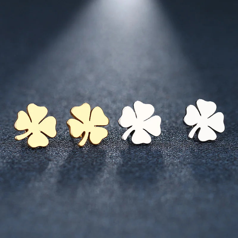 Nappikorvakorut onnenapilan muotoisella nelilehtisellä apilalla kulta