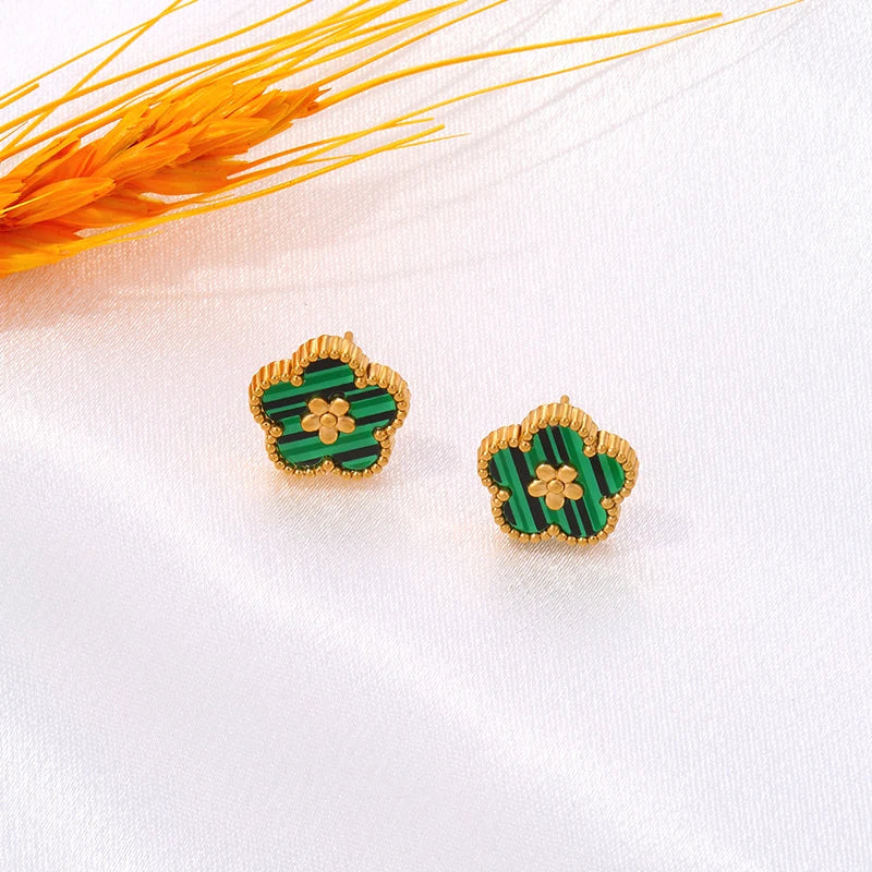 Nappikorvakorut vihreällä 5-lehtisellä apilalla