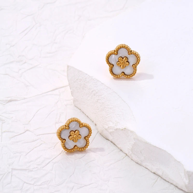 Nappikorvakorut valkoisella 5-lehtisellä apilalla