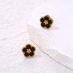 Nappikorvakorut mustalla 5-lehtisellä apilalla