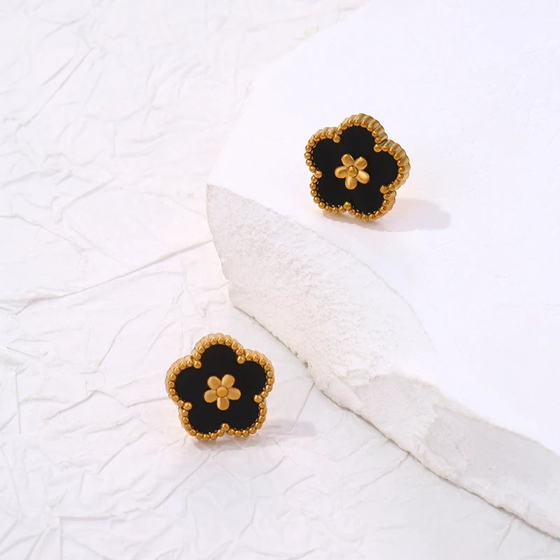 Nappikorvakorut mustalla 5-lehtisellä apilalla