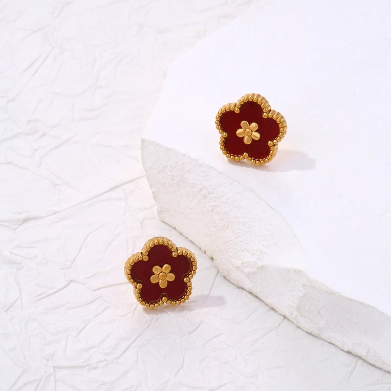 Nappikorvakorut punaisella 5-lehtisellä apilalla