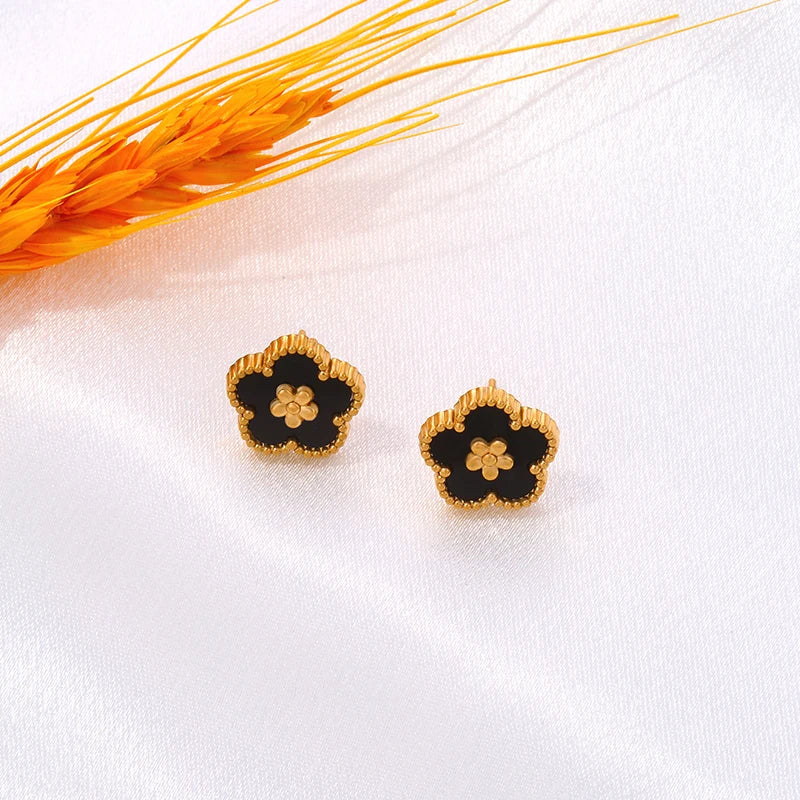 Nappikorvakorut mustalla 5-lehtisellä apilalla