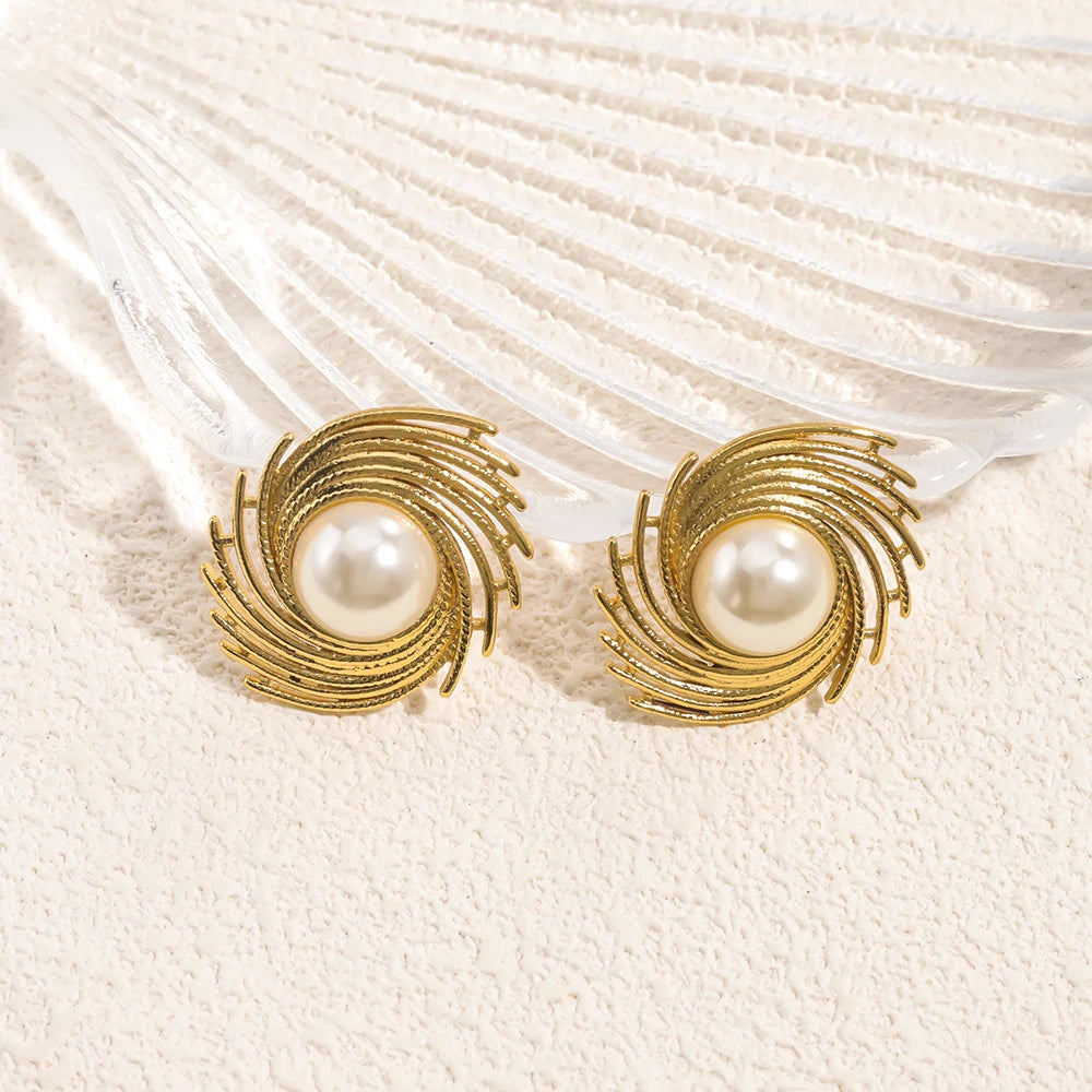 Tyylikkäät nappikorvakorut helmellä