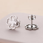 Nappikorvakorut nelilehtisen apilan lehdellä hopea