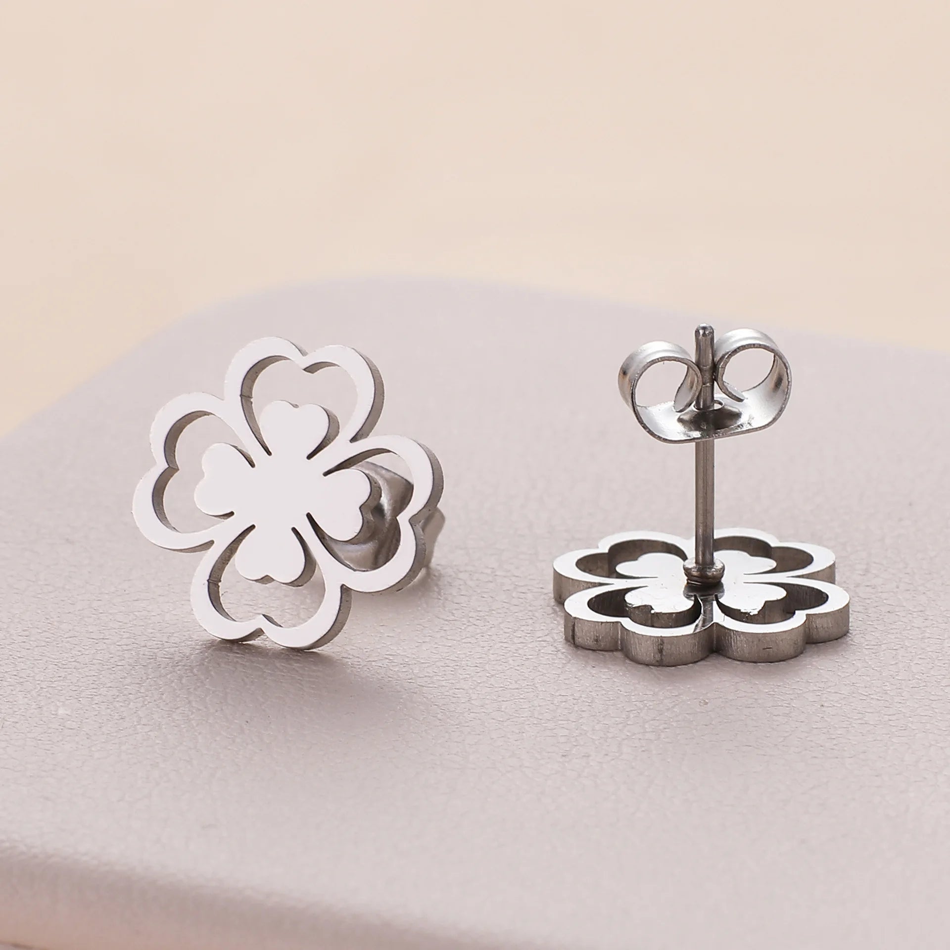 Nappikorvakorut nelilehtisen apilan lehdellä hopea