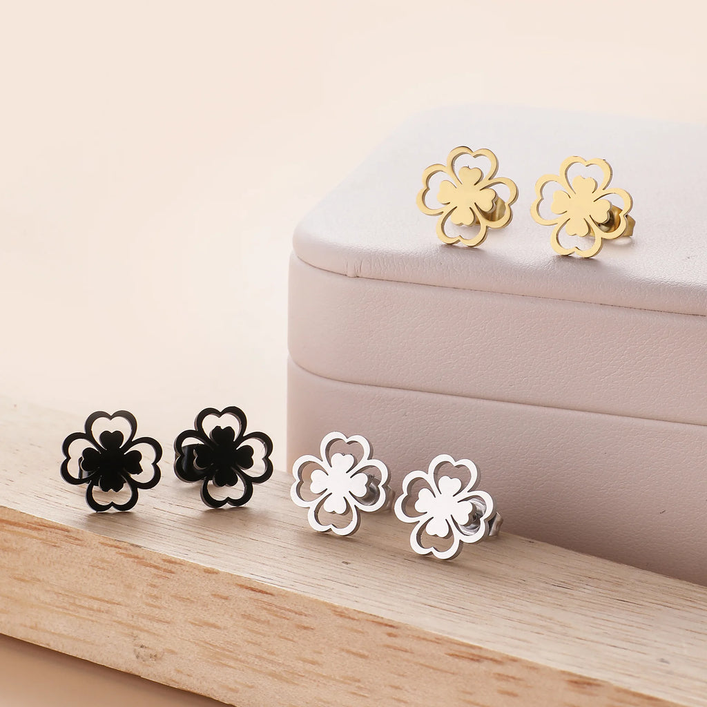 Nappikorvakorut nelilehtisen apilan lehdellä kulta