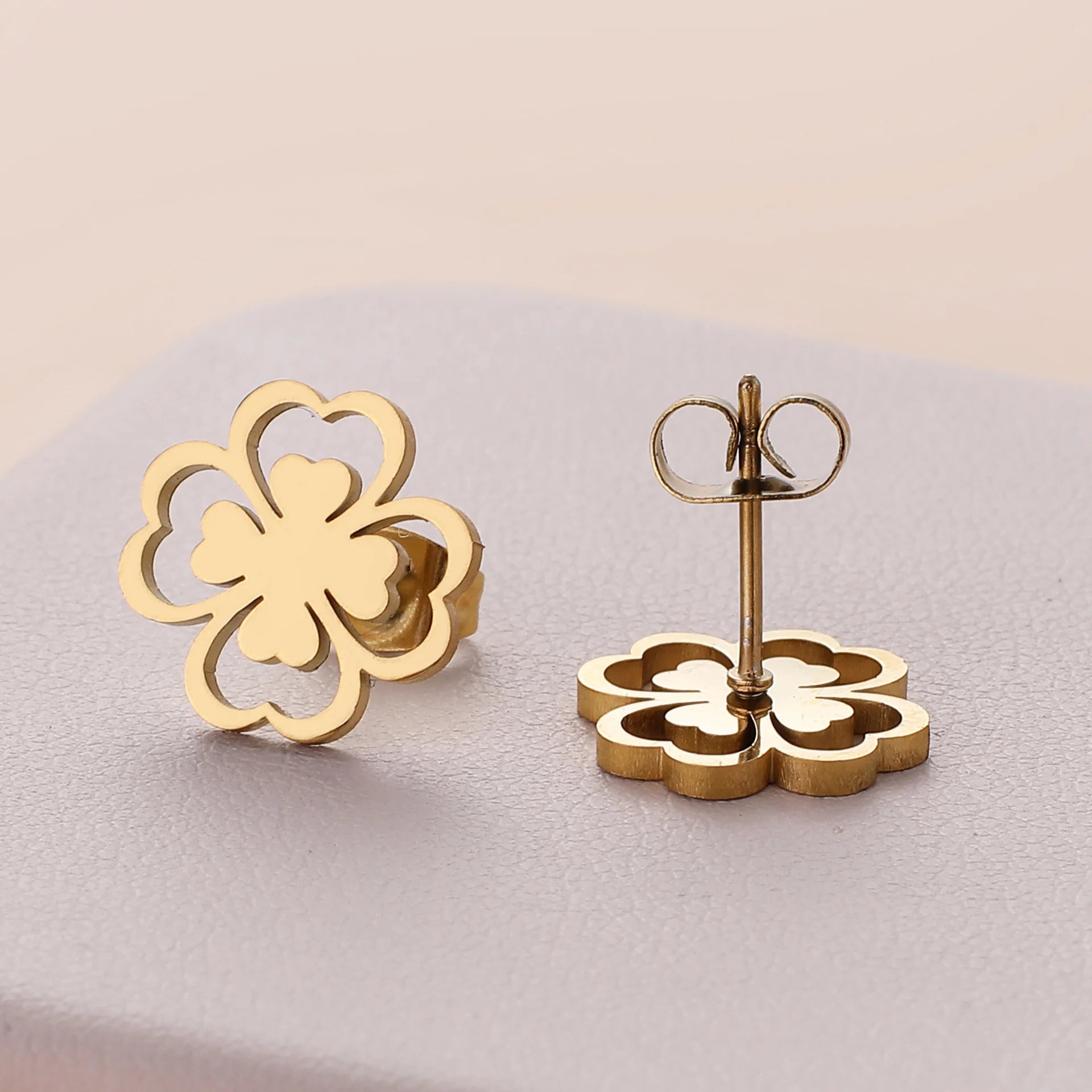 Nappikorvakorut nelilehtisen apilan lehdellä kulta