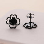 Nappikorvakorut nelilehtisen apilan lehdellä musta