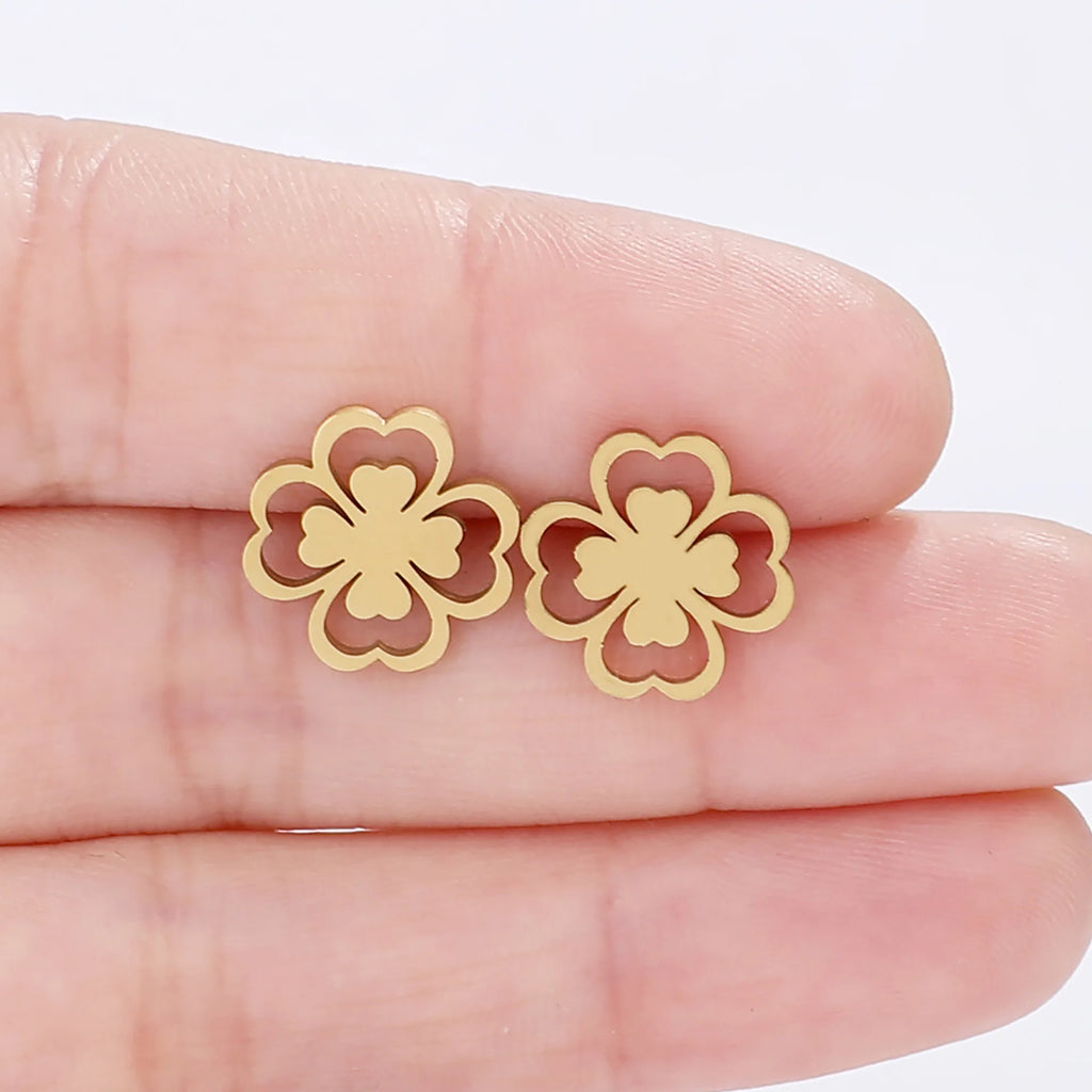 Nappikorvakorut nelilehtisen apilan lehdellä kulta