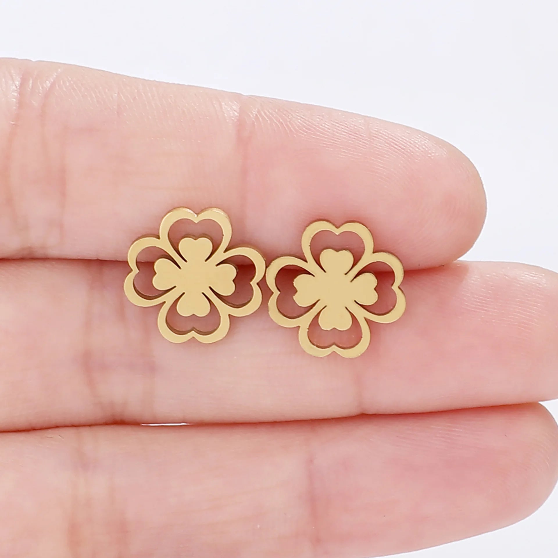 Nappikorvakorut nelilehtisen apilan lehdellä kulta