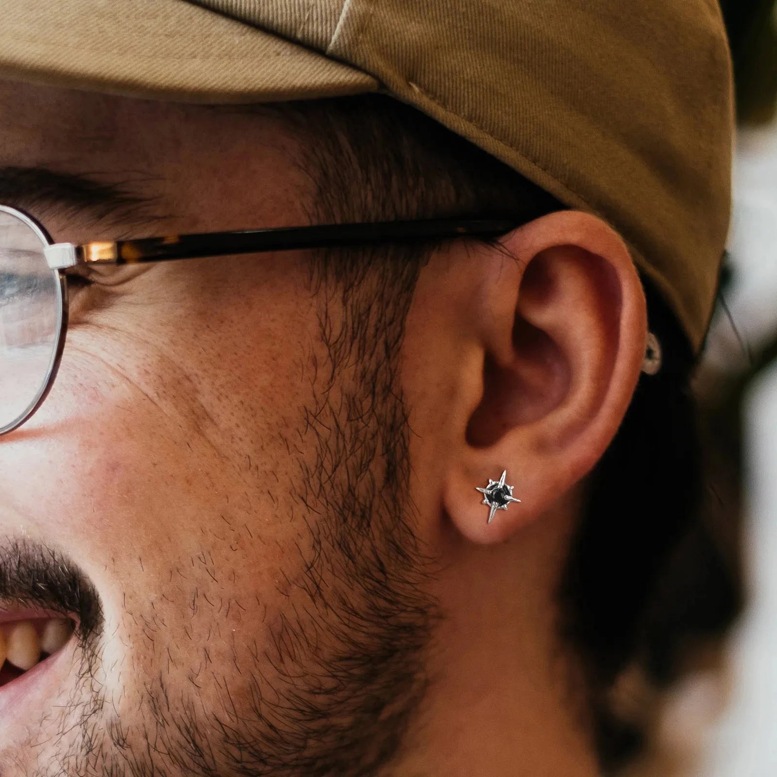 Tähtikorvakorut niitillä, joissa zirkonia