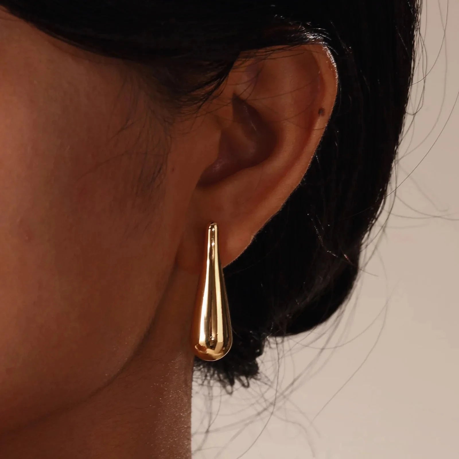 Ohut pisaranmallinen nappikorvakoru