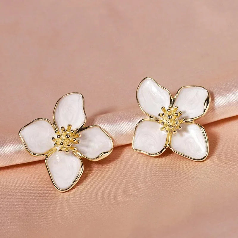 Korvakorut Hibiskuksen Kukka Nuppi Helmiäisvalkoiset Terälehdet