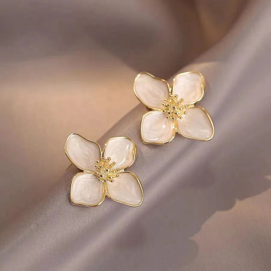 Korvakorut Hibiskuksen Kukka Nuppi Helmiäisvalkoiset Terälehdet