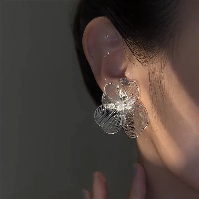 Korvakorut nappikorut leveillä valkoisilla terälehdillä