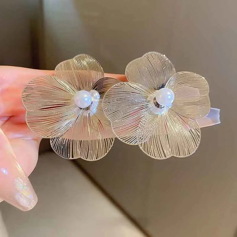 Korvakorut nappikorut leveillä valkoisilla terälehdillä