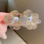 Korvakorut nappikorut leveillä valkoisilla terälehdillä