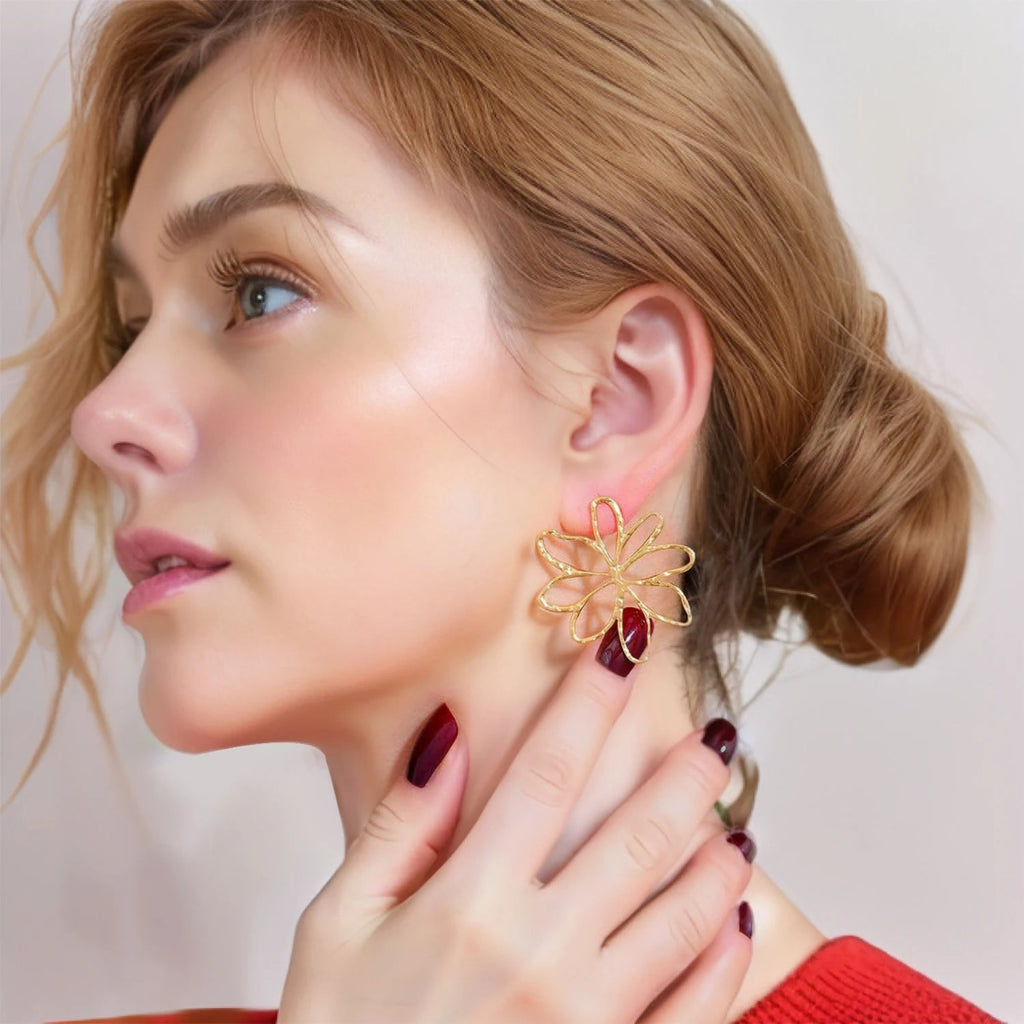 Asymmetriset kukkakorvakorut kullassa