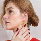 Asymmetriset kukkakorvakorut kullassa