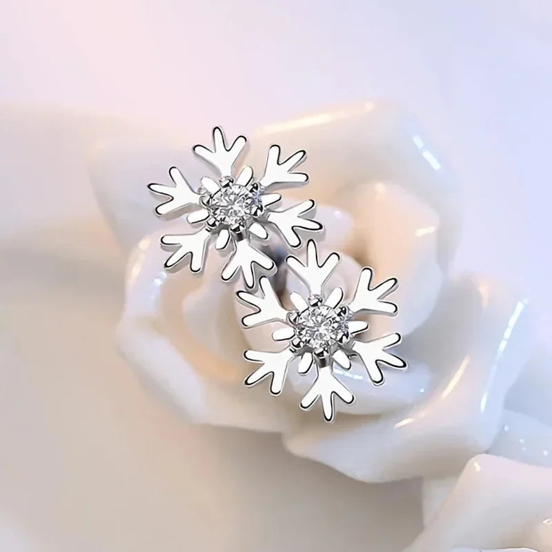 Korvakorut lumihiutalekorut zirkonilla