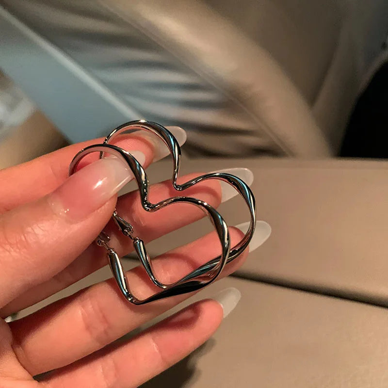 Suuret sydänkorvakorut tappi