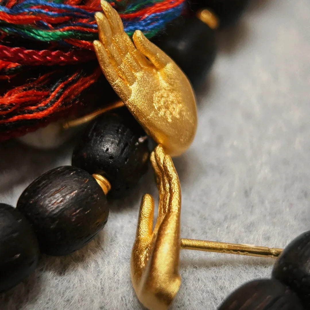 Buddhan käden kultaiset nappikorvakorut