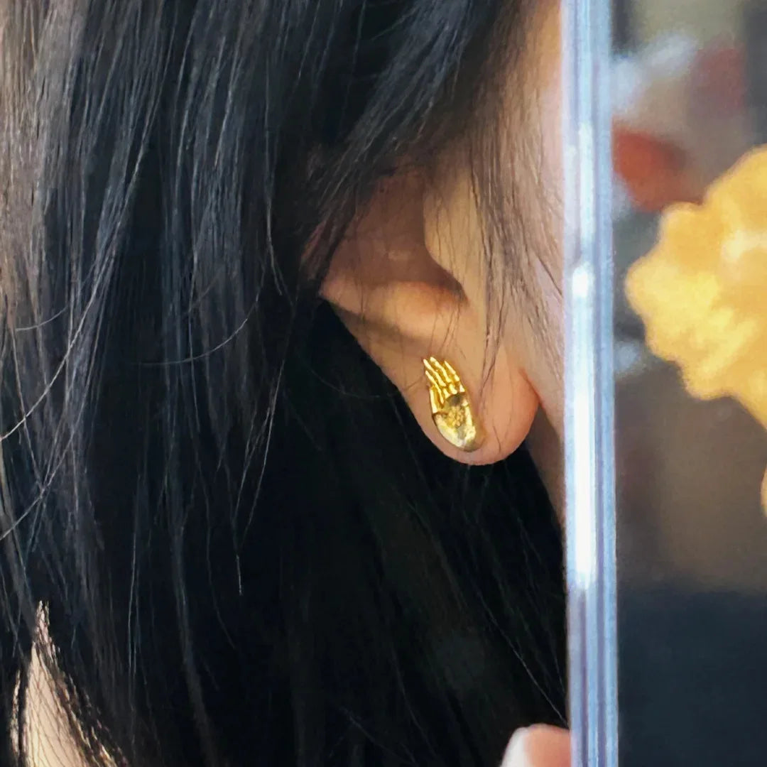 Buddhan käden kultaiset nappikorvakorut