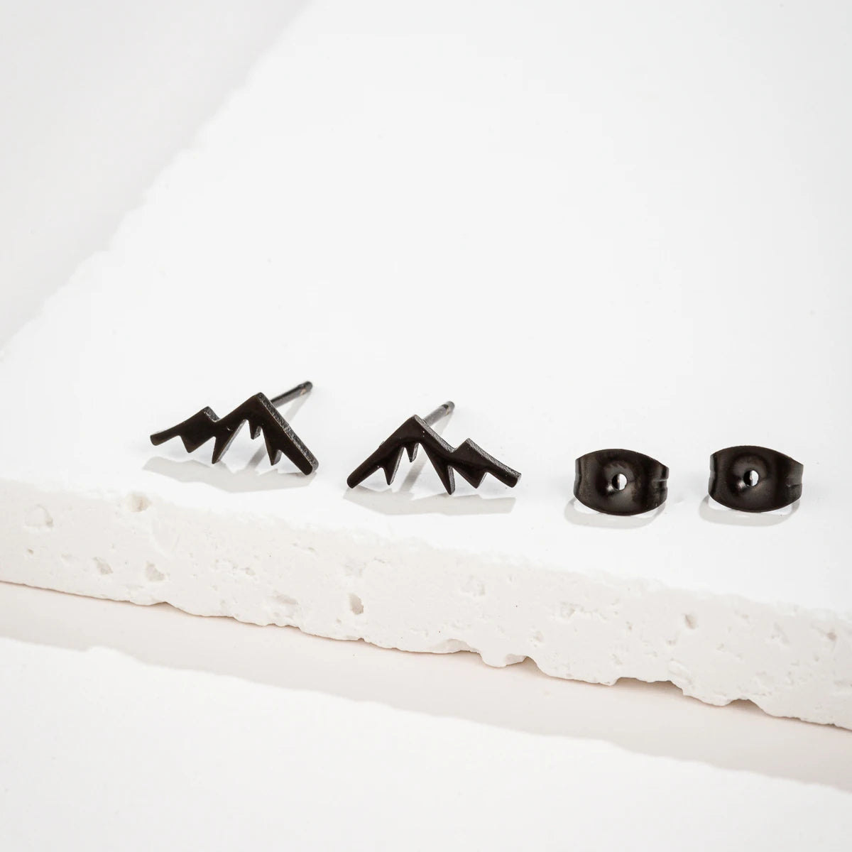 Vuorikoru nappikorvakorut naisille tai miehille musta